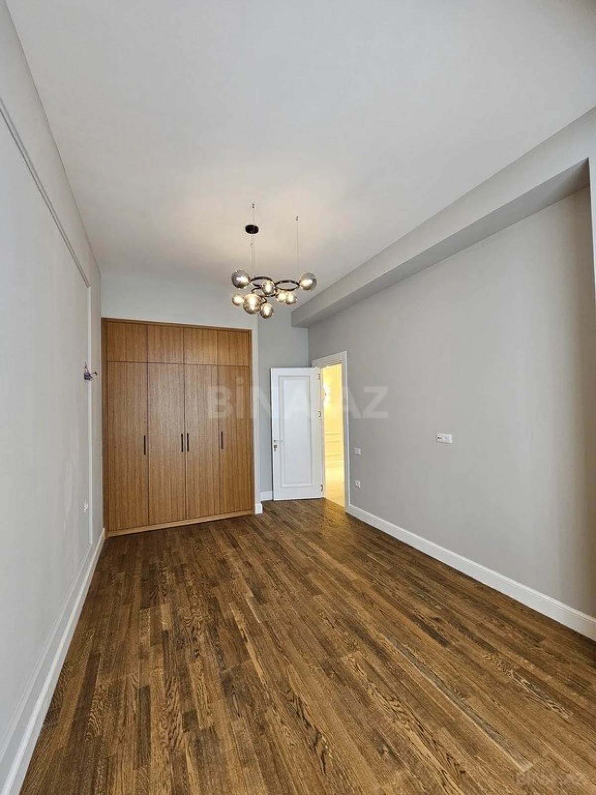 Satılır 4 otaqlı mənzil 145 m²