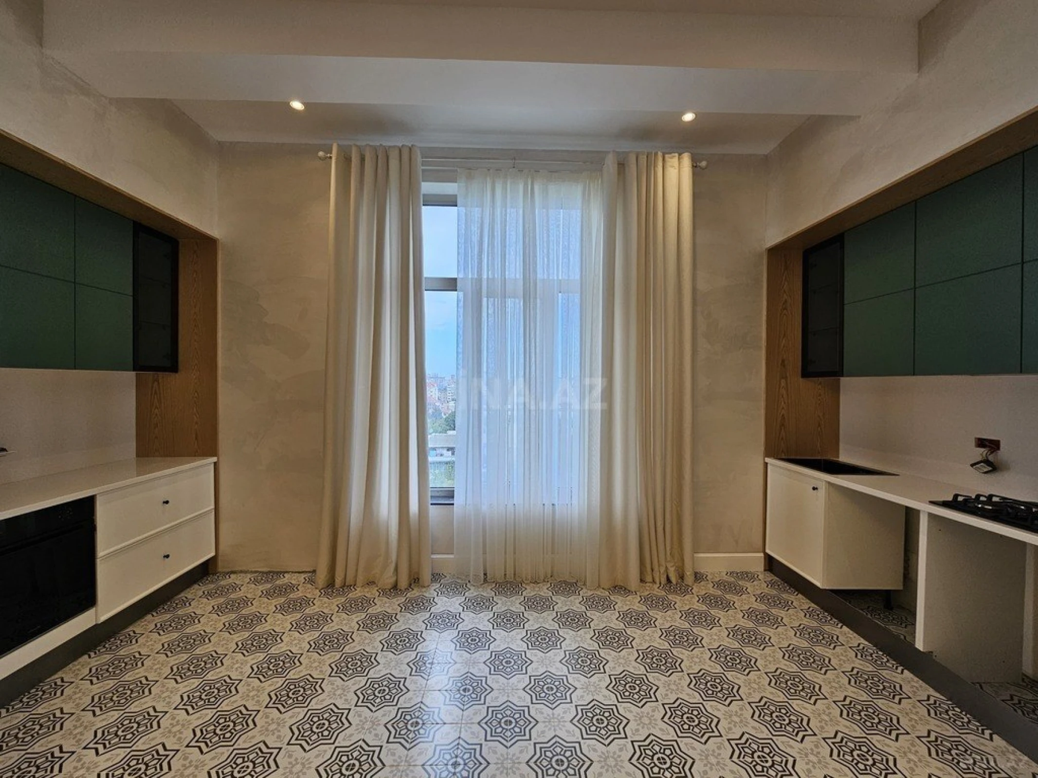 Satılır 4 otaqlı mənzil 145 m²