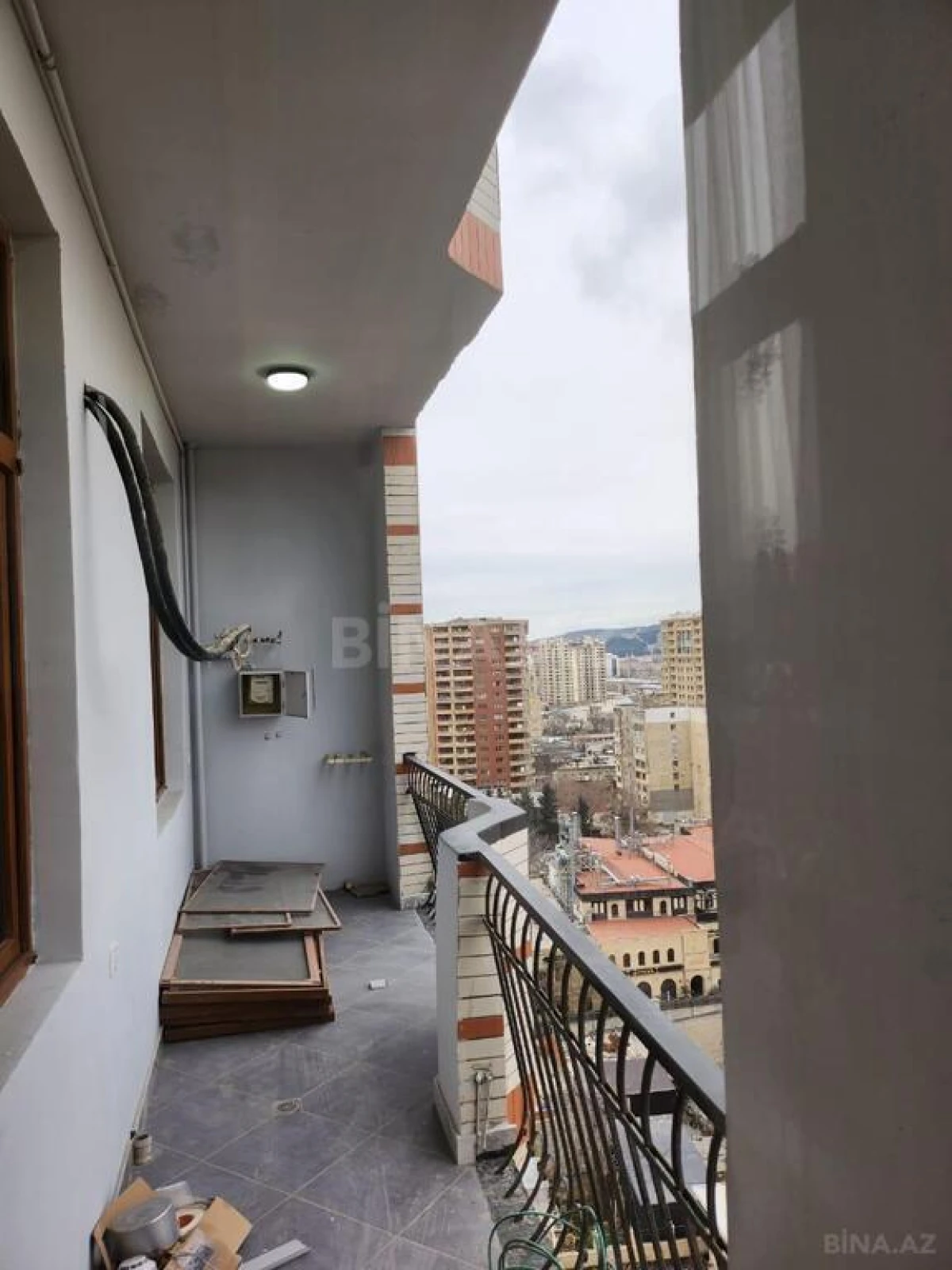 Satılır 4 otaqlı mənzil 230 m²