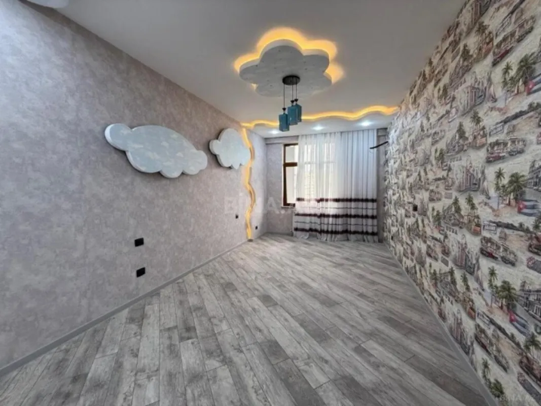Satılır 4 otaqlı mənzil 230 m²