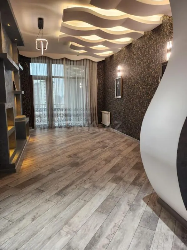 Satılır 4 otaqlı mənzil 230 m²