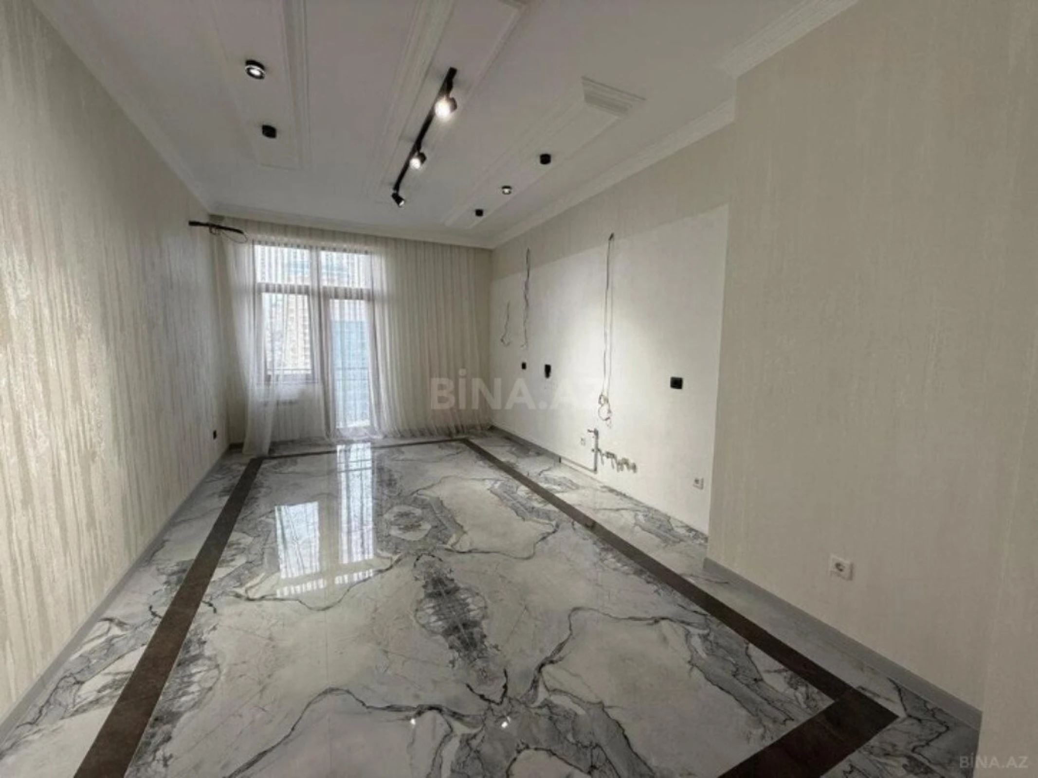 Satılır 4 otaqlı mənzil 230 m²