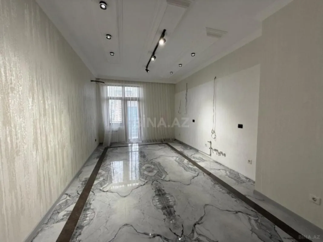 Satılır 4 otaqlı mənzil 230 m²