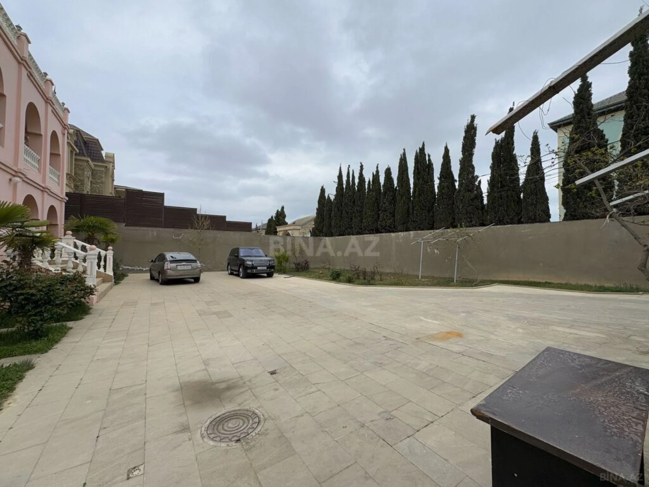 Satılır 6 otaqlı həyət evi 580 m²