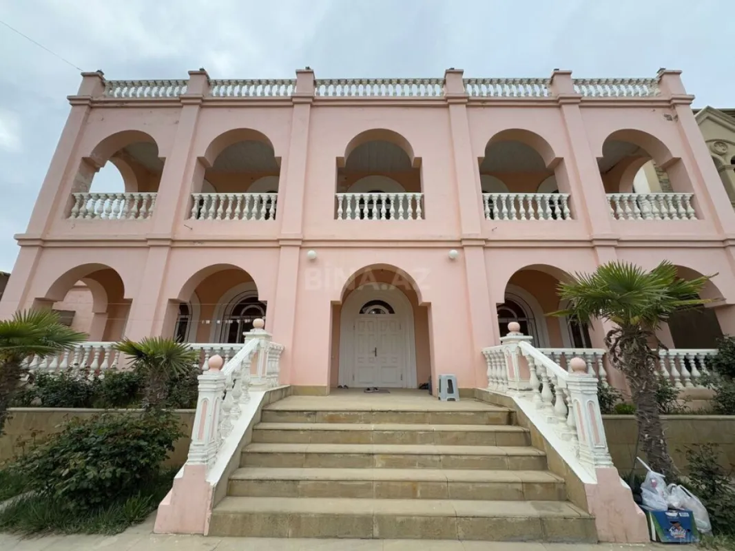 Satılır 6 otaqlı həyət evi 580 m²