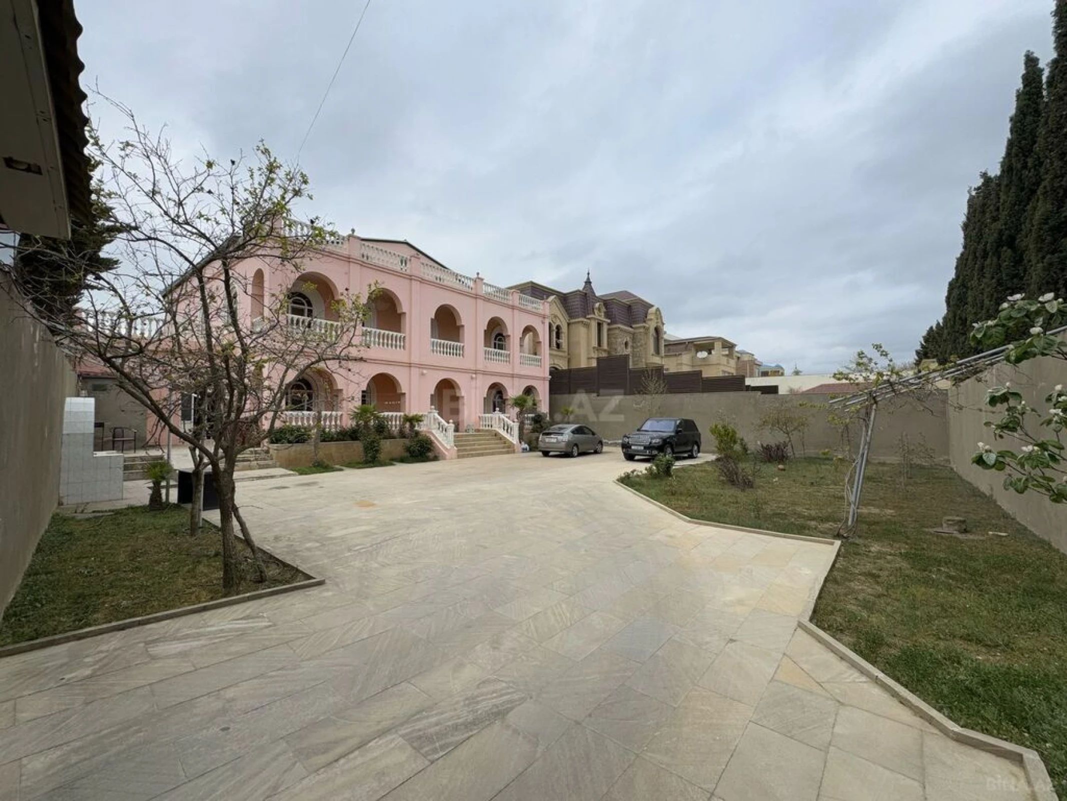 Satılır 6 otaqlı həyət evi 580 m²