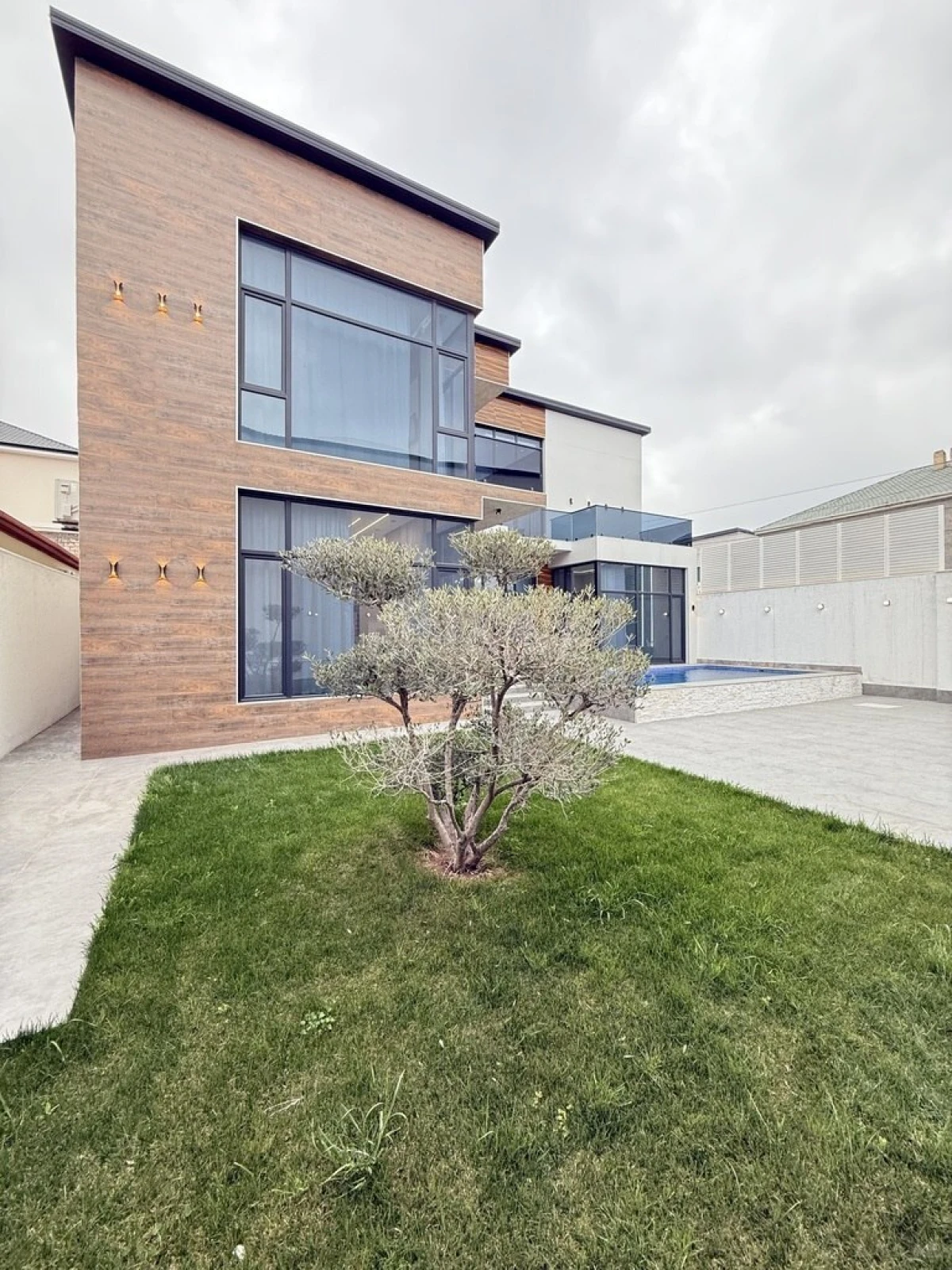 Satılır 5 otaqlı həyət evi 245 m²