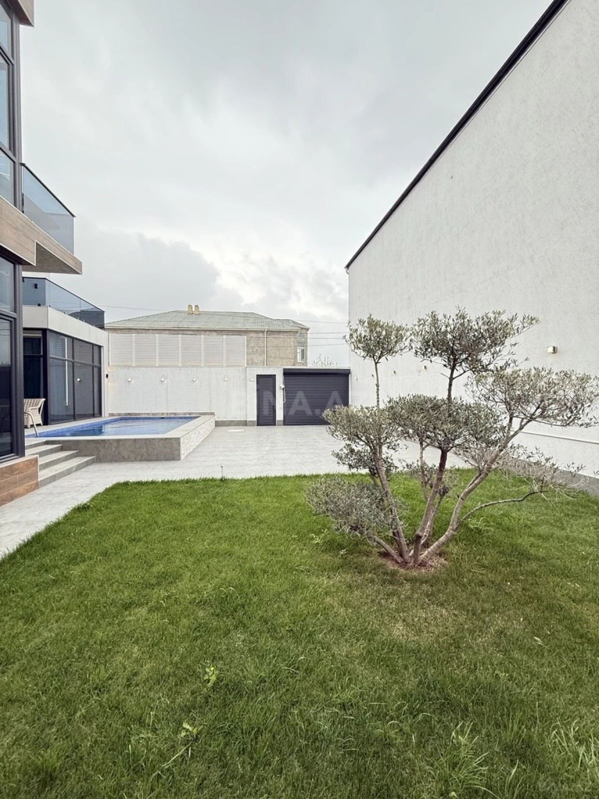 Satılır 5 otaqlı həyət evi 245 m²