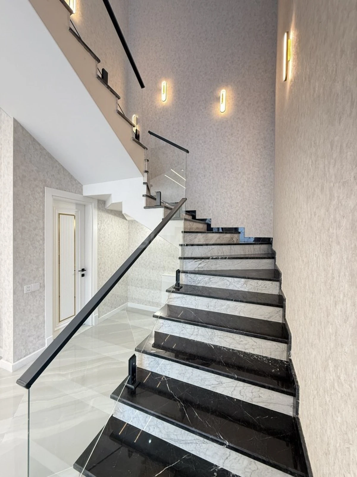 Satılır 5 otaqlı həyət evi 245 m²