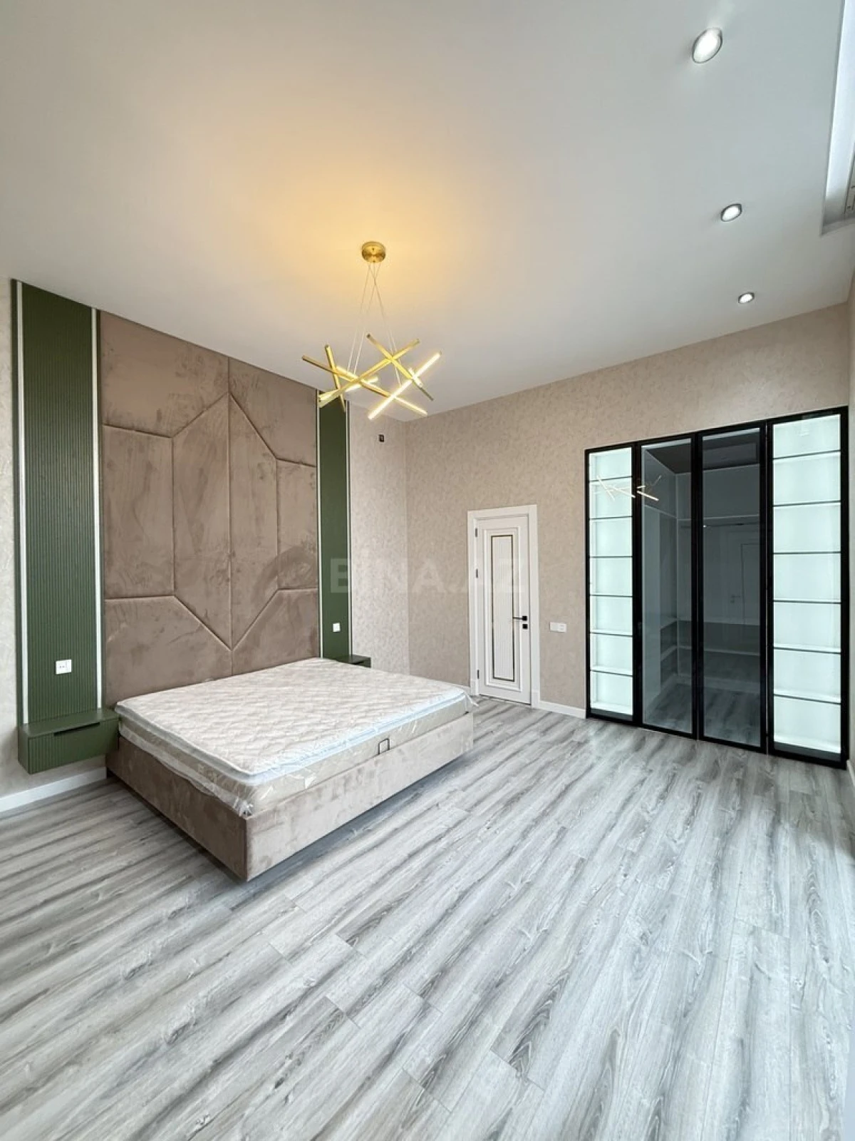 Satılır 5 otaqlı həyət evi 245 m²
