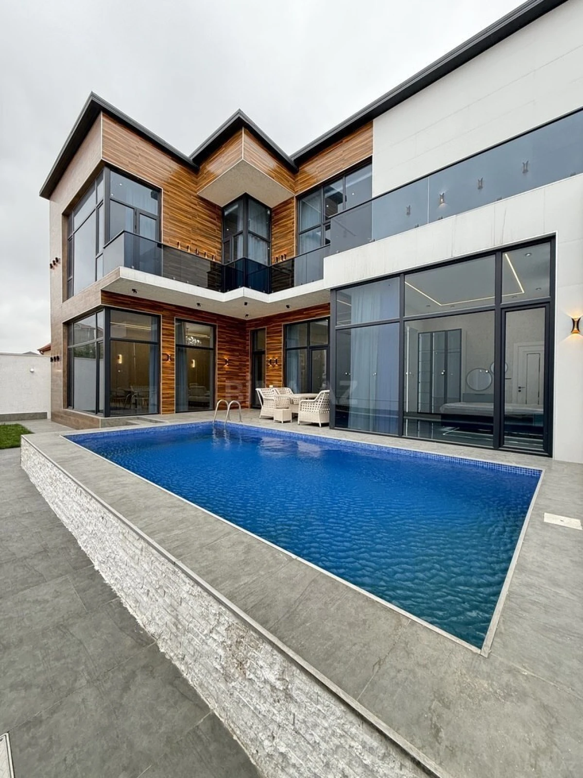 Satılır 5 otaqlı həyət evi 245 m²