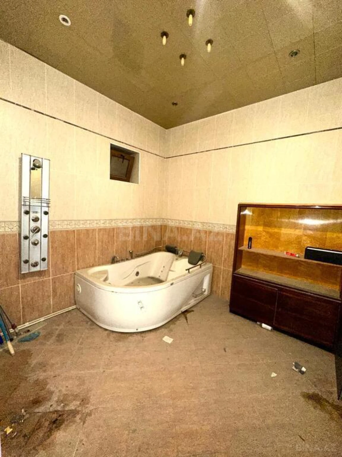 Satılır 16 otaqlı həyət evi 1200 m²