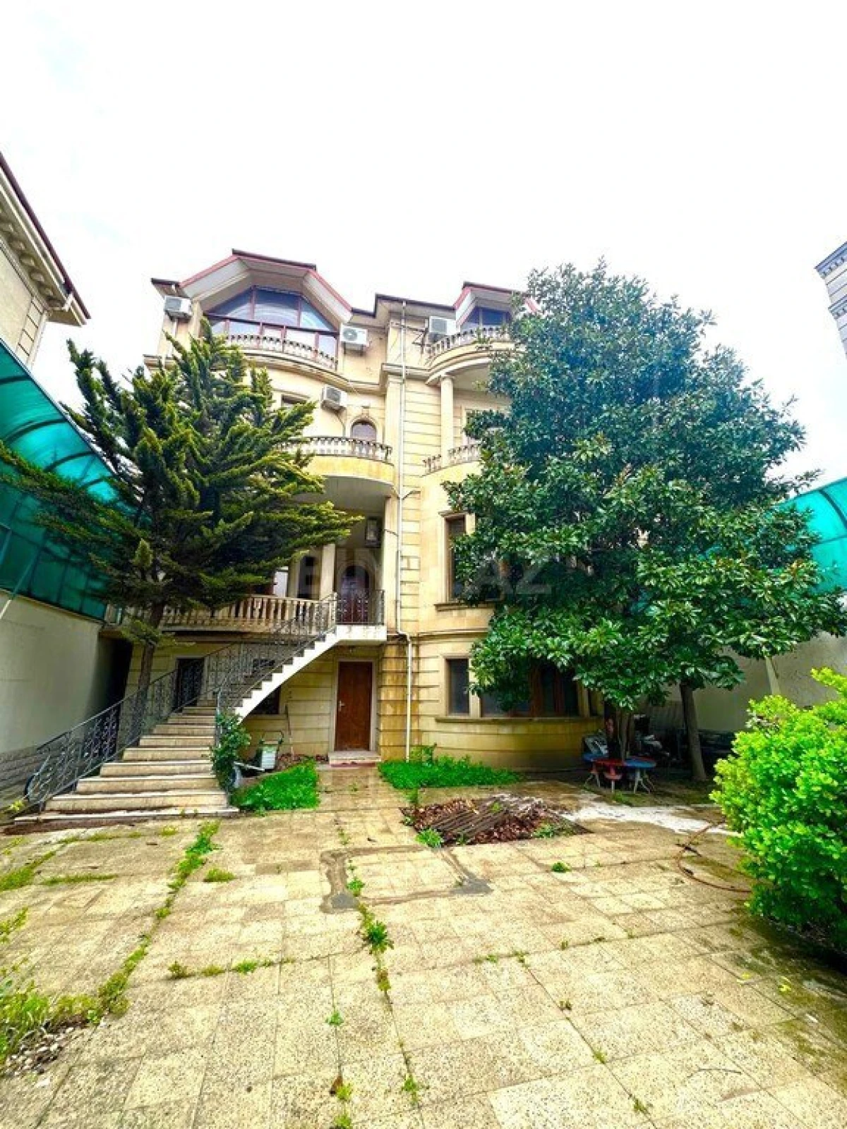 Satılır 16 otaqlı həyət evi 1200 m²