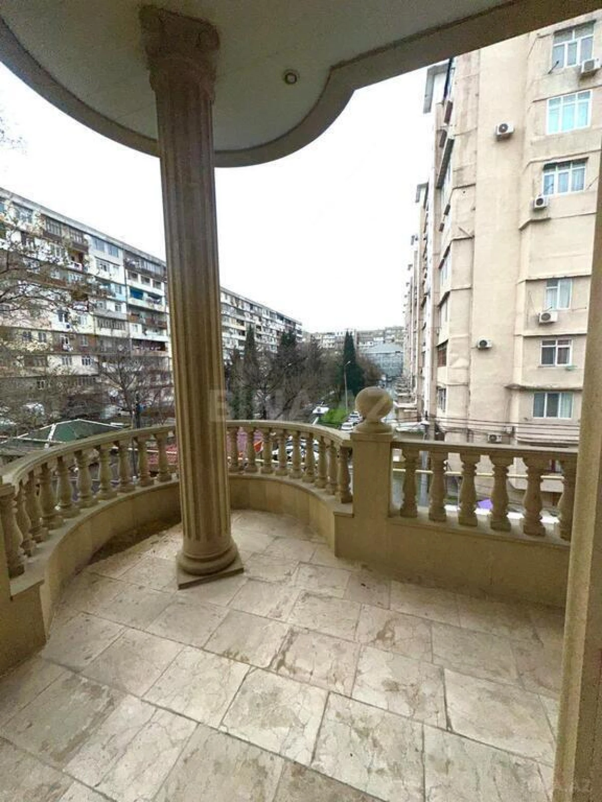 Satılır 16 otaqlı həyət evi 1200 m²
