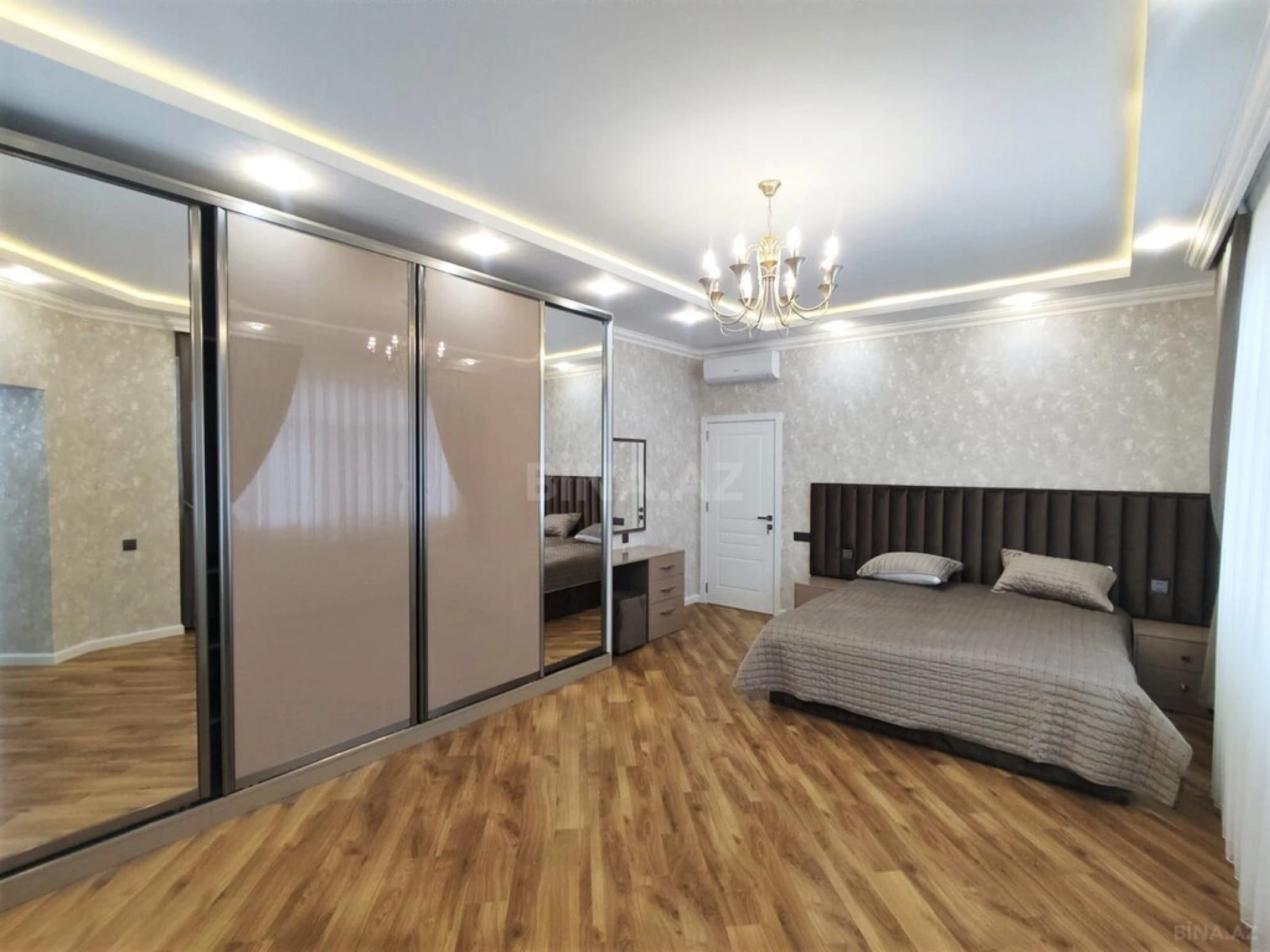 Satılır 3 otaqlı mənzil 136 m²