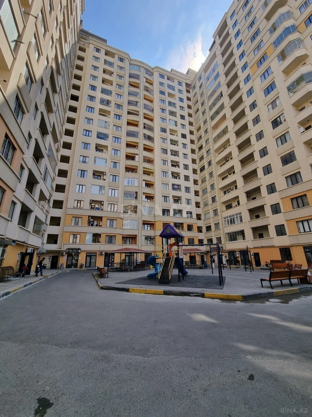 Satılır 6 otaqlı mənzil 340 m²
