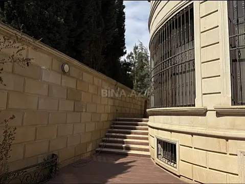 Satılır 8 otaqlı həyət evi 600 m²