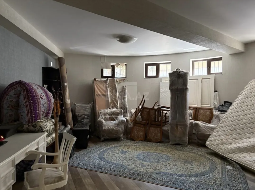 Satılır 8 otaqlı həyət evi 600 m²