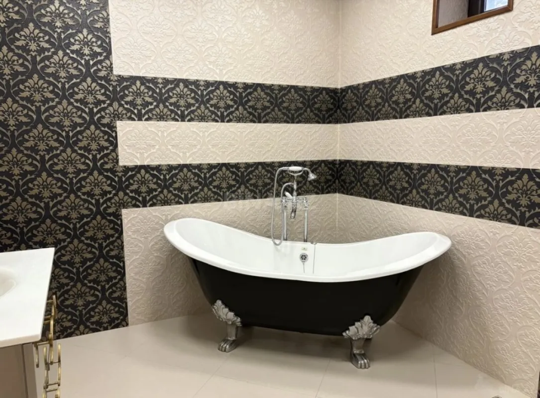 Satılır 8 otaqlı həyət evi 600 m²