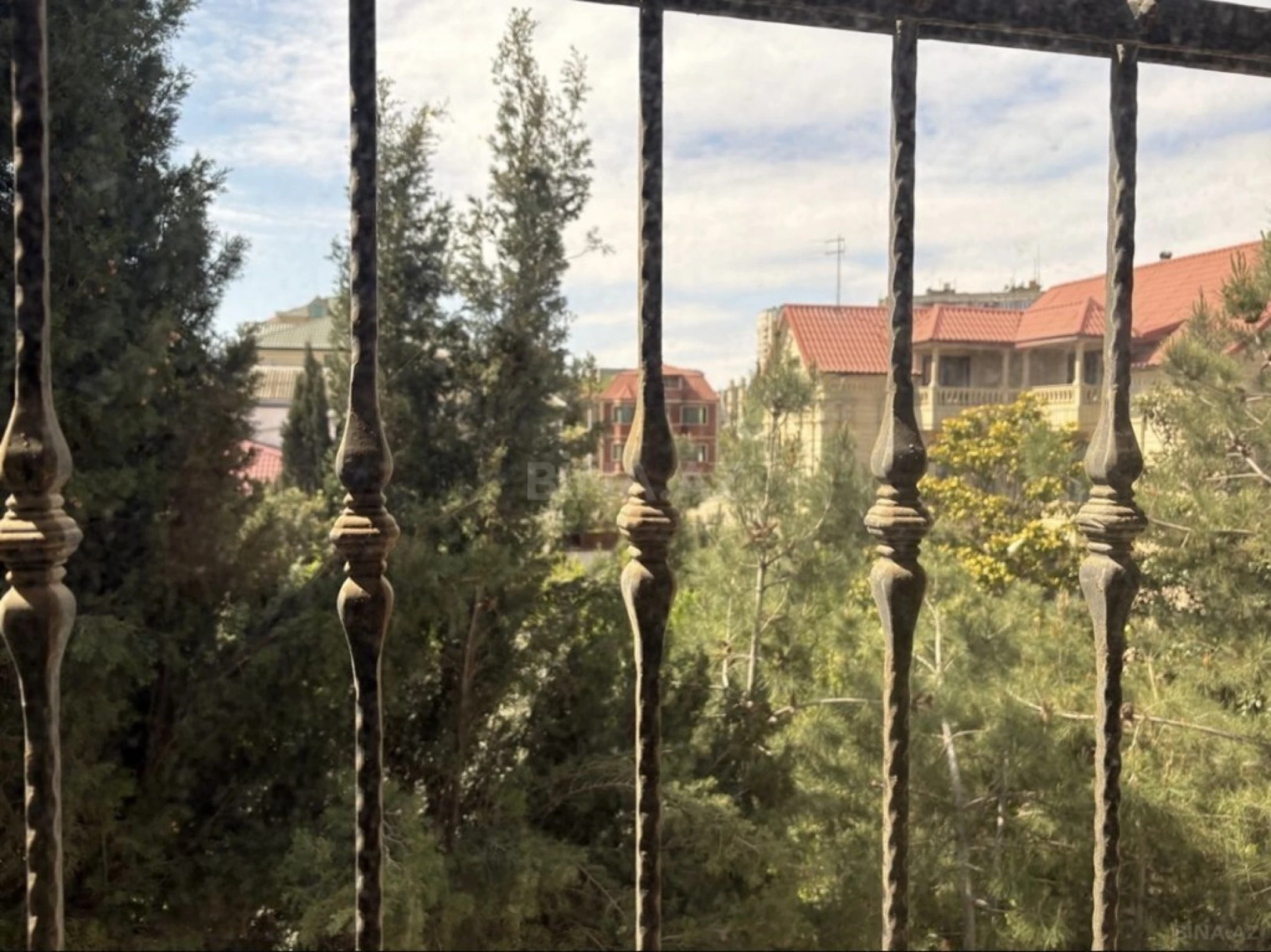 Satılır 8 otaqlı həyət evi 600 m²