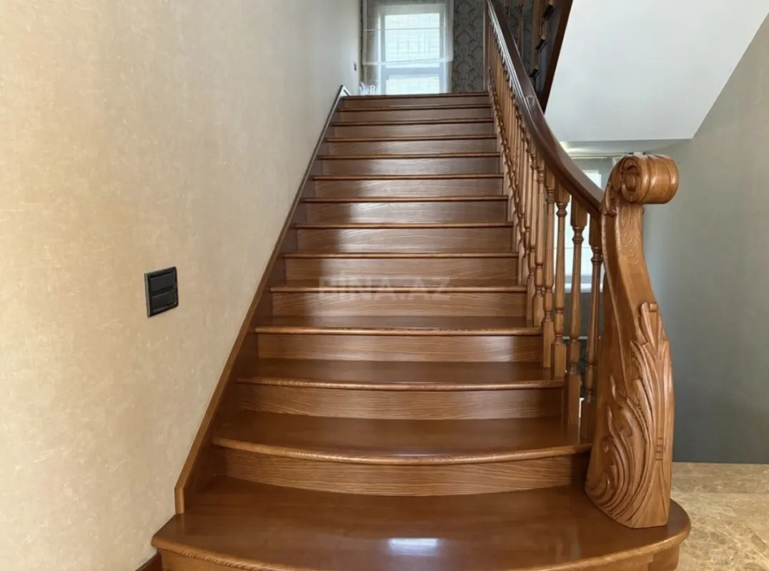 Satılır 8 otaqlı həyət evi 600 m²