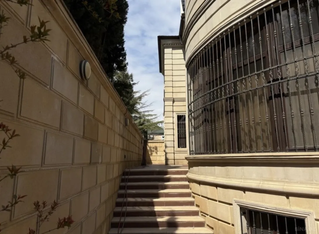 Satılır 8 otaqlı həyət evi 600 m²