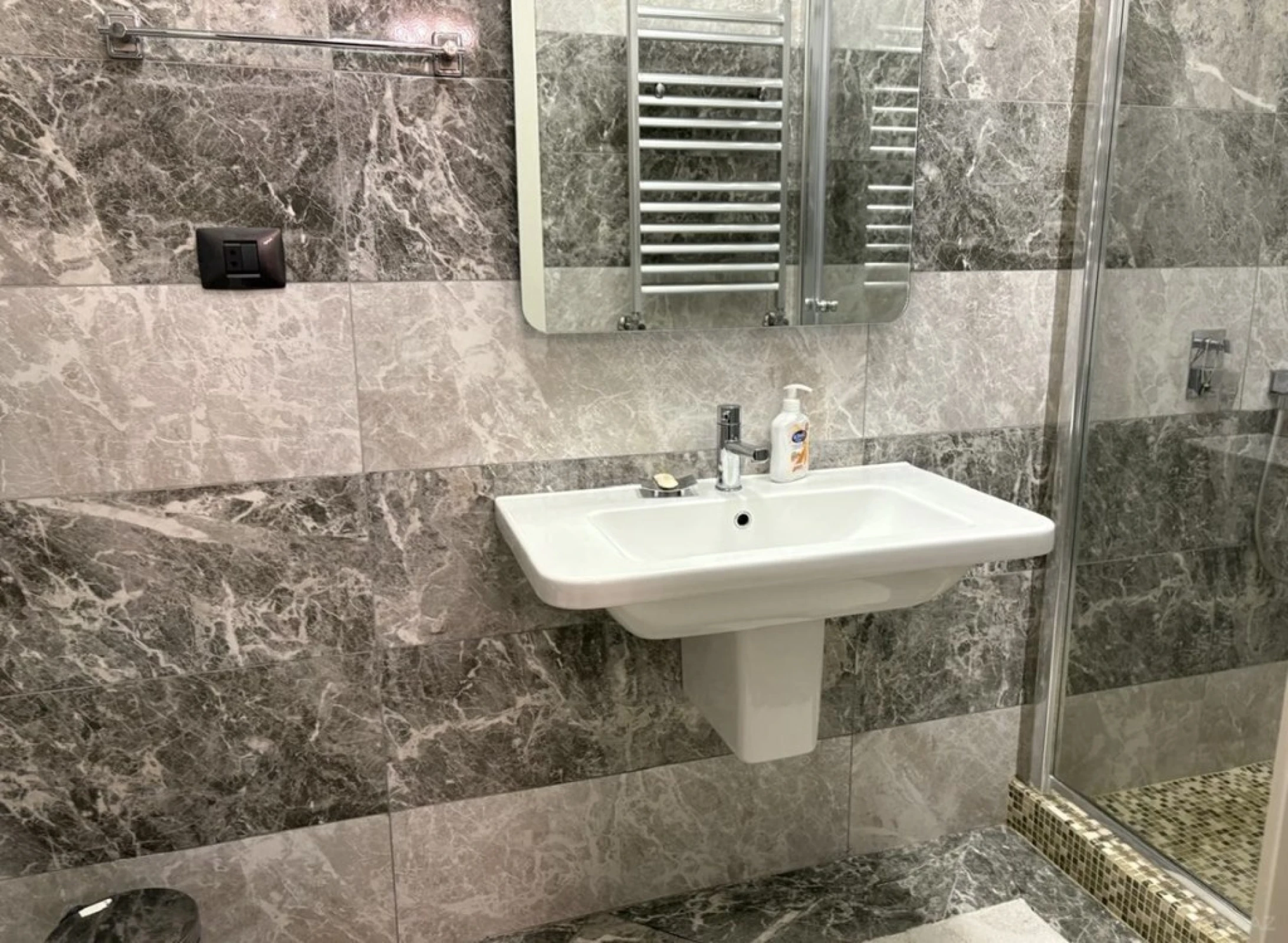 Satılır 8 otaqlı həyət evi 600 m²