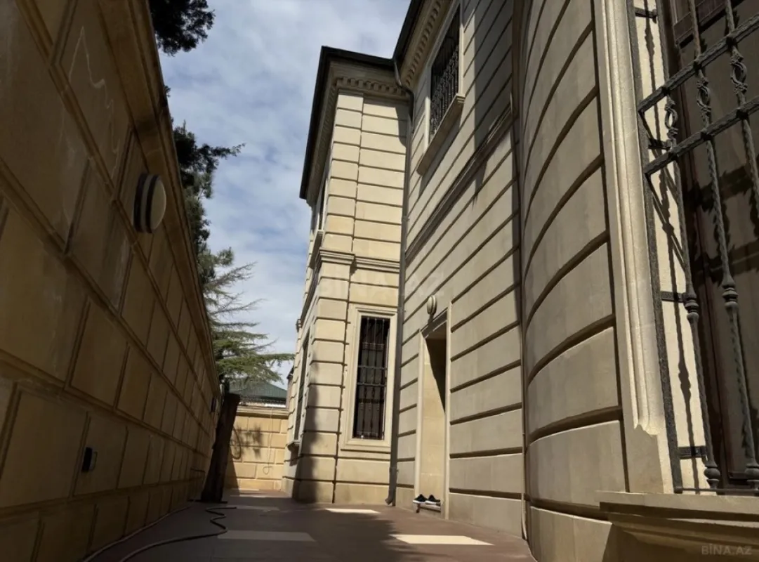 Satılır 8 otaqlı həyət evi 600 m²