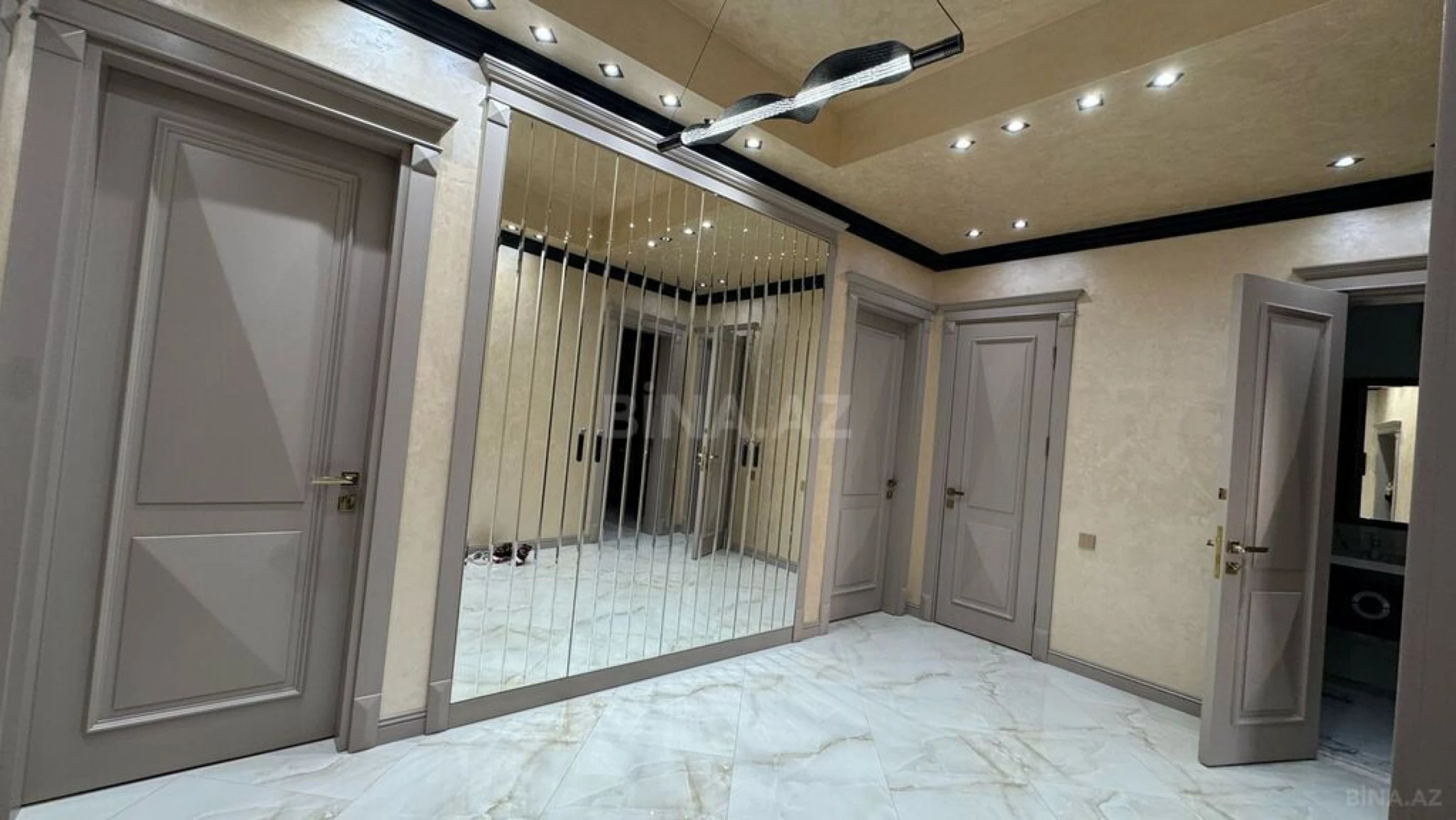Satılır 3 otaqlı mənzil 147 m²