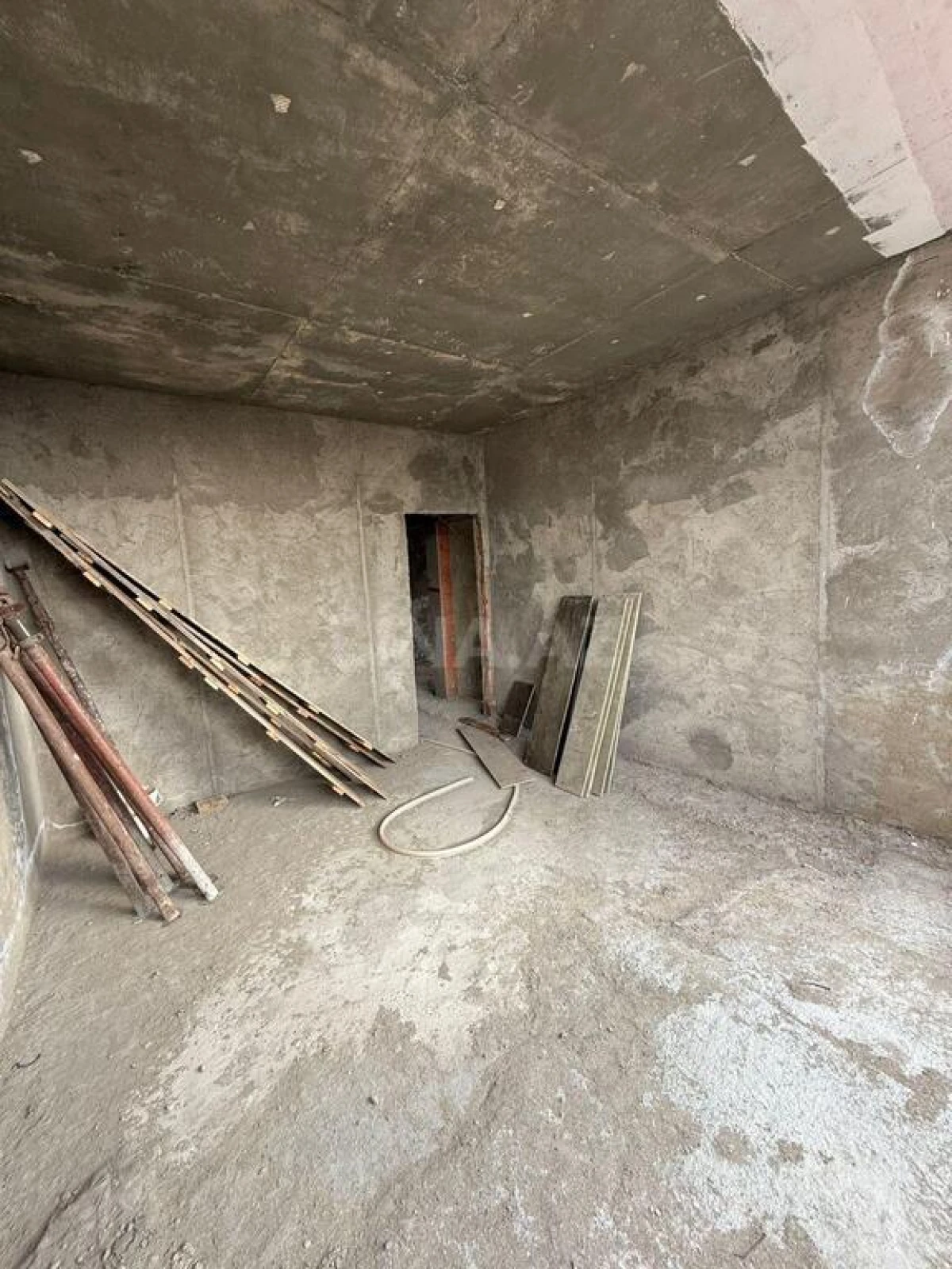 Satılır 4 otaqlı mənzil 150 m²