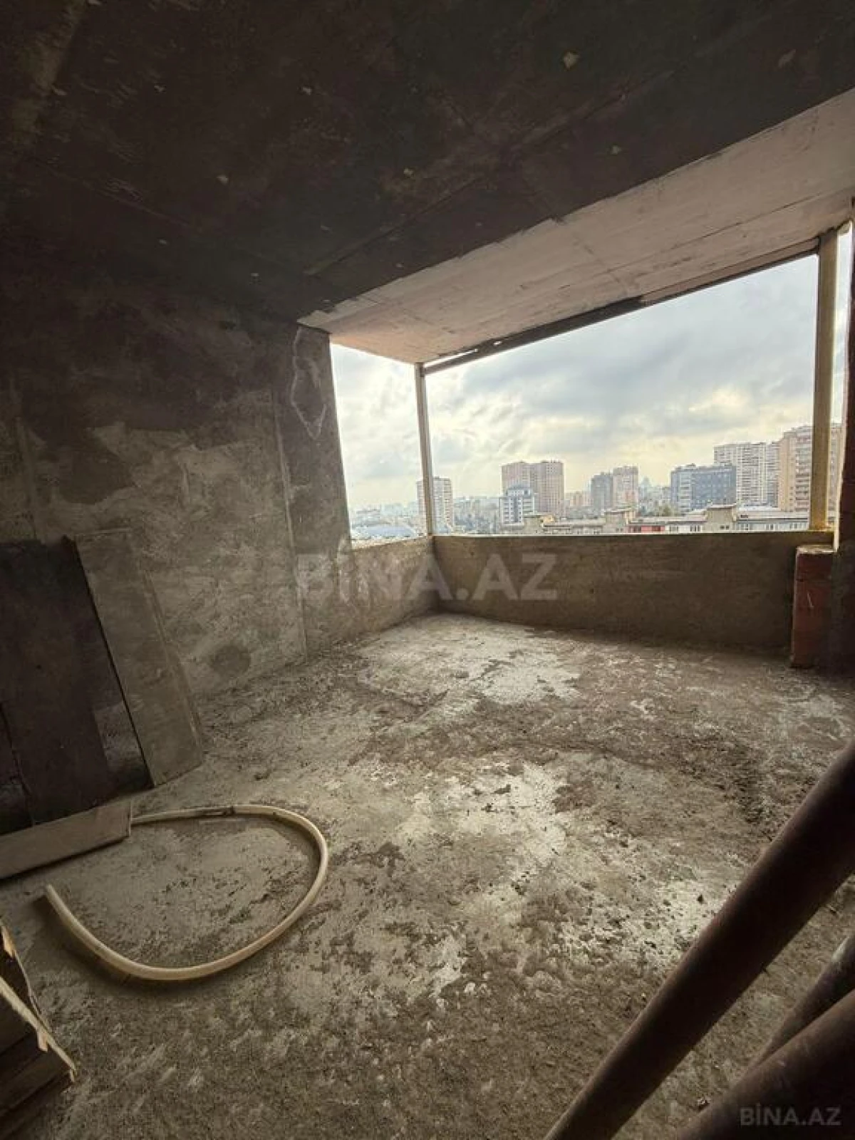 Satılır 4 otaqlı mənzil 150 m²