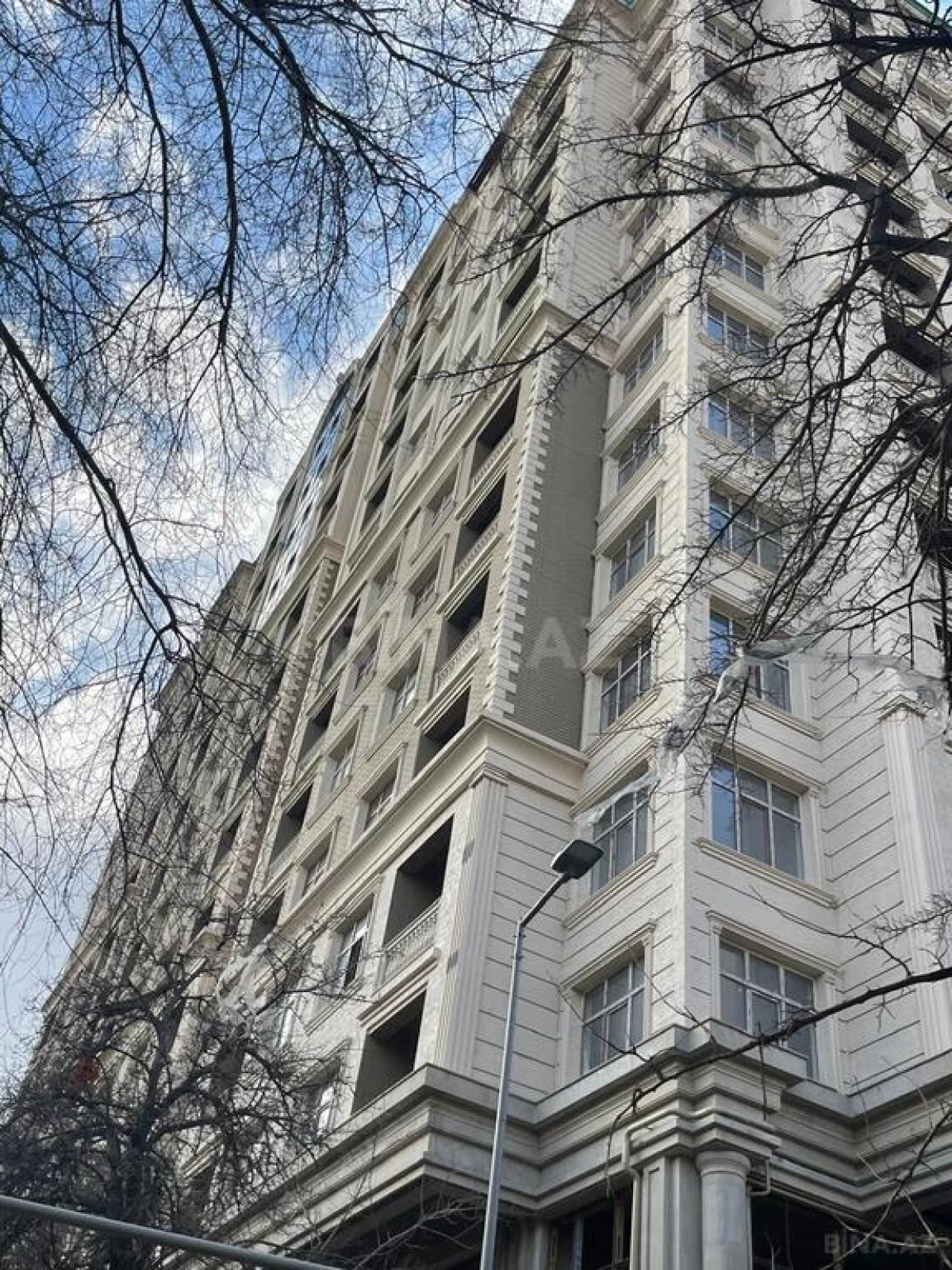 Satılır 4 otaqlı mənzil 150 m²