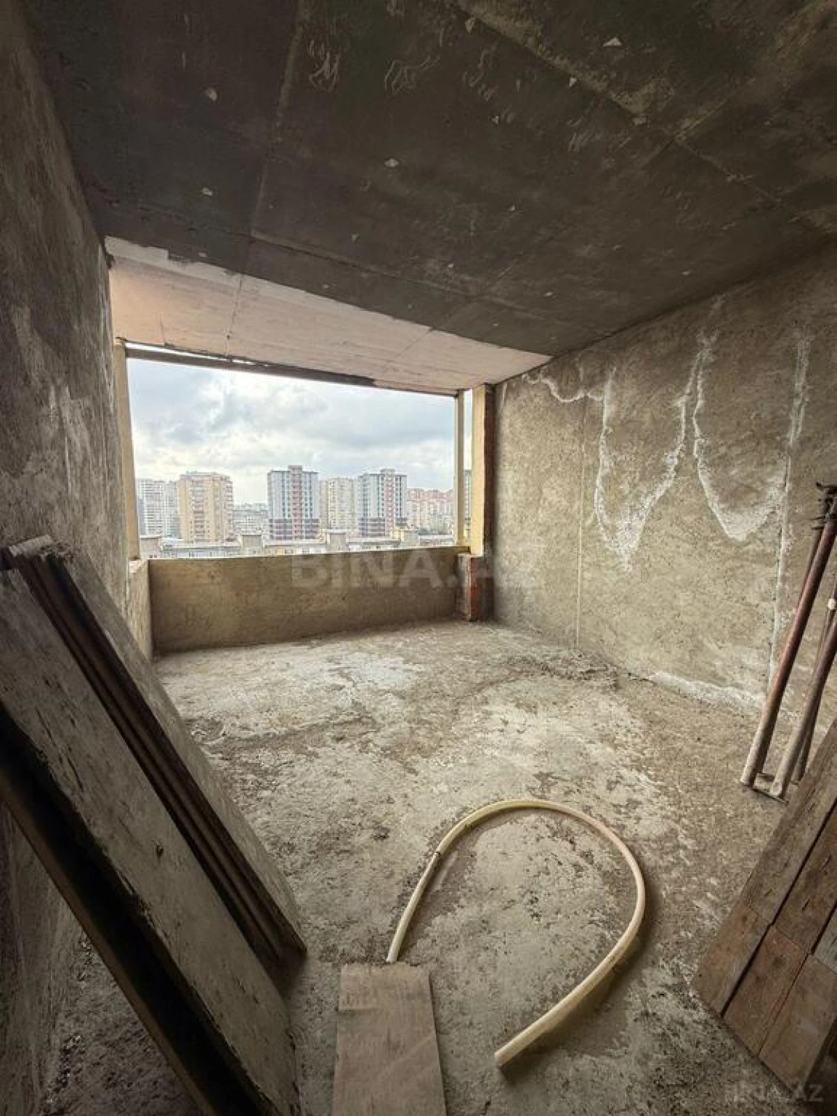 Satılır 4 otaqlı mənzil 150 m²