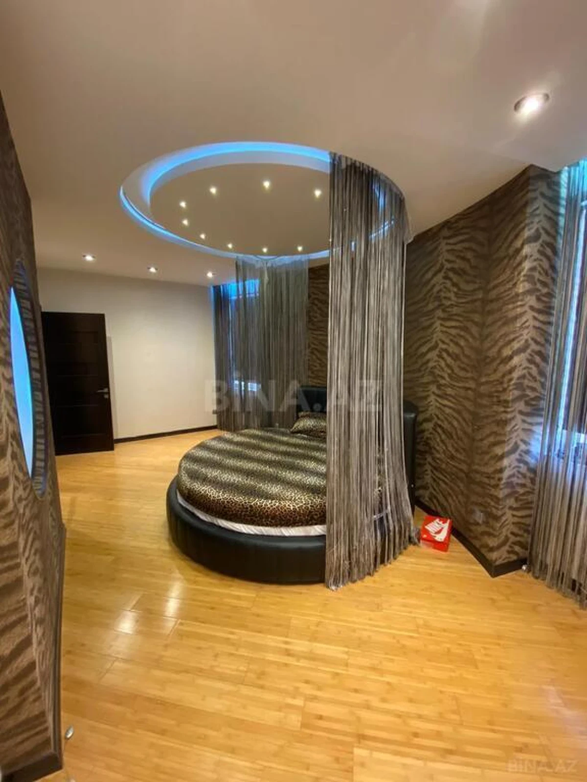 Kirayə verilir 3 otaqlı mənzil 131 m²