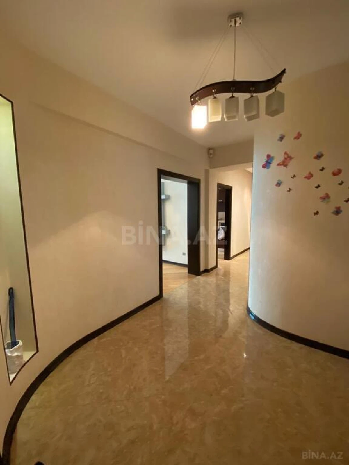 Kirayə verilir 3 otaqlı mənzil 131 m²