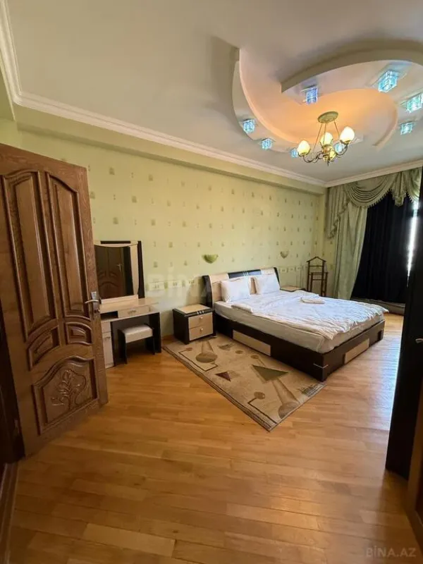Satılır 3 otaqlı mənzil 138 m²