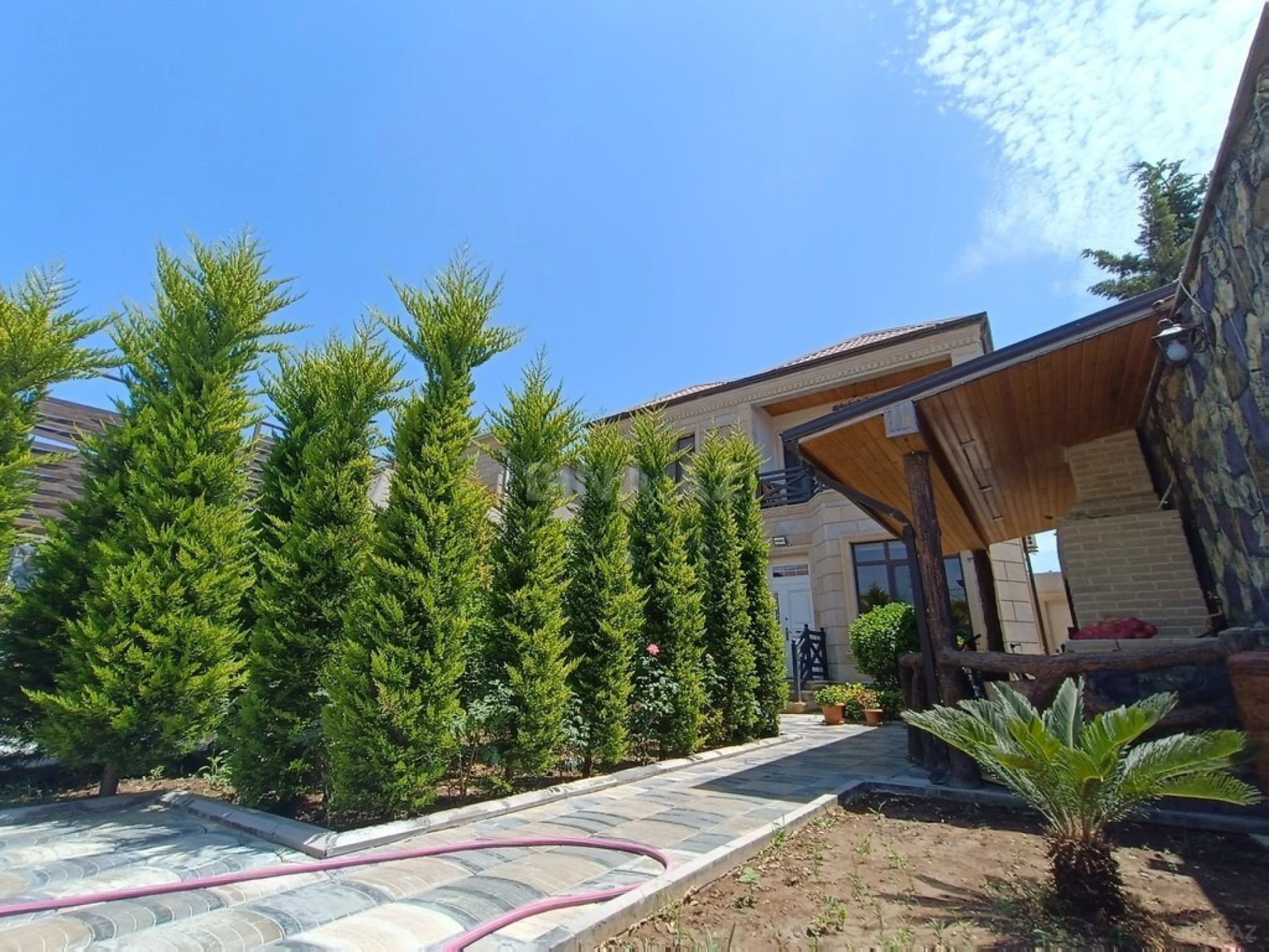 Kirayə verilir 6 otaqlı həyət evi 580 m²