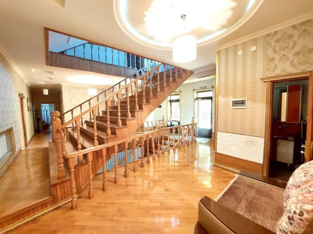 Satılır 20 otaqlı həyət evi 1600 m²
