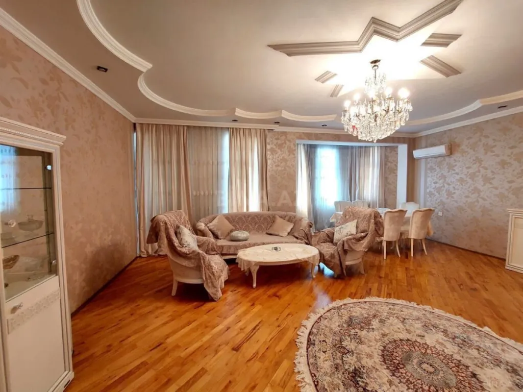Satılır 20 otaqlı həyət evi 1600 m²