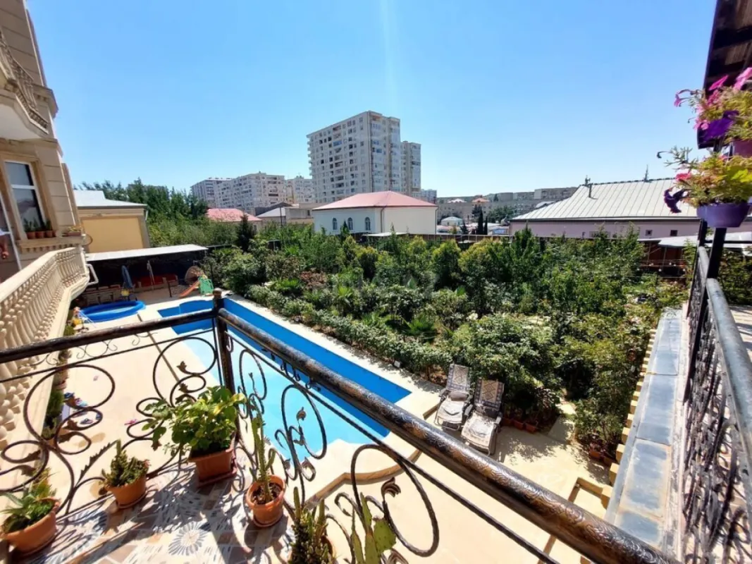 Satılır 20 otaqlı həyət evi 1600 m²