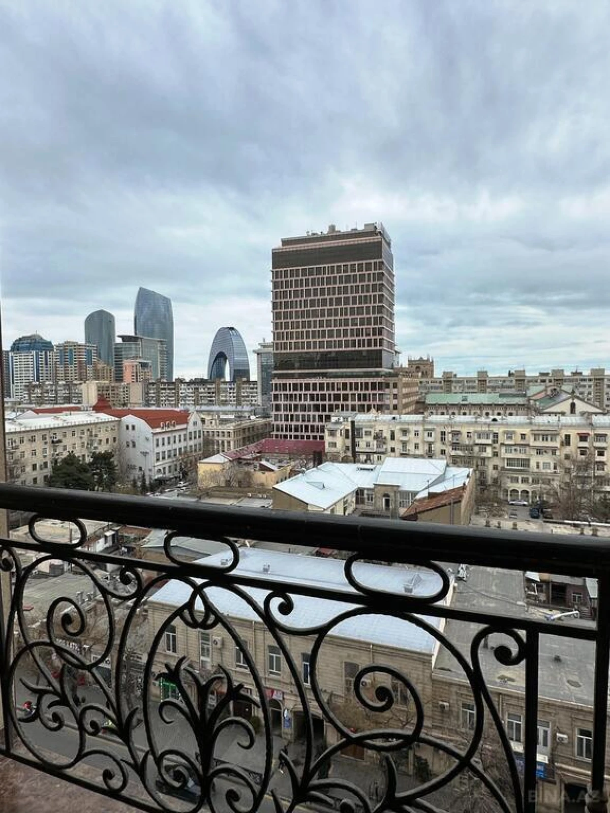 Satılır 3 otaqlı mənzil 138 m²