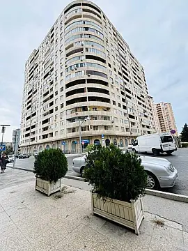 Satılır 4 otaqlı mənzil 220 m²