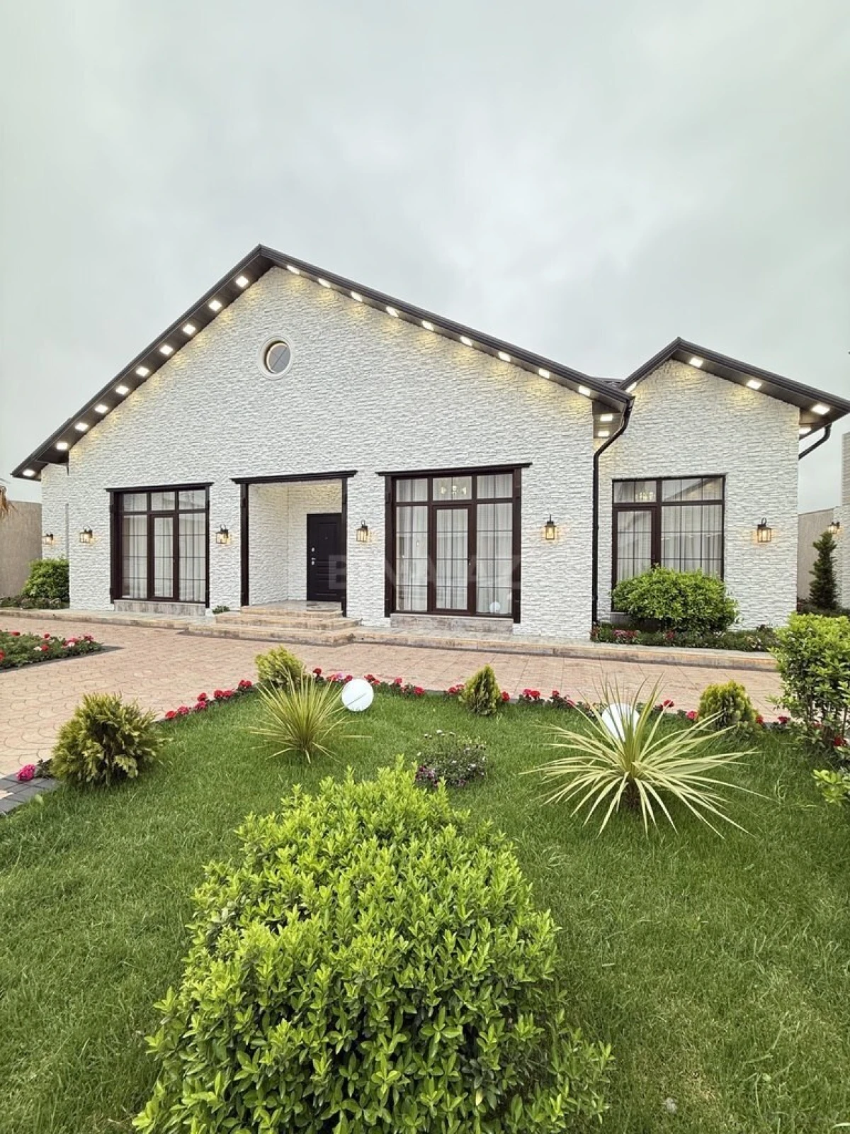 Satılır 4 otaqlı həyət evi 200 m²