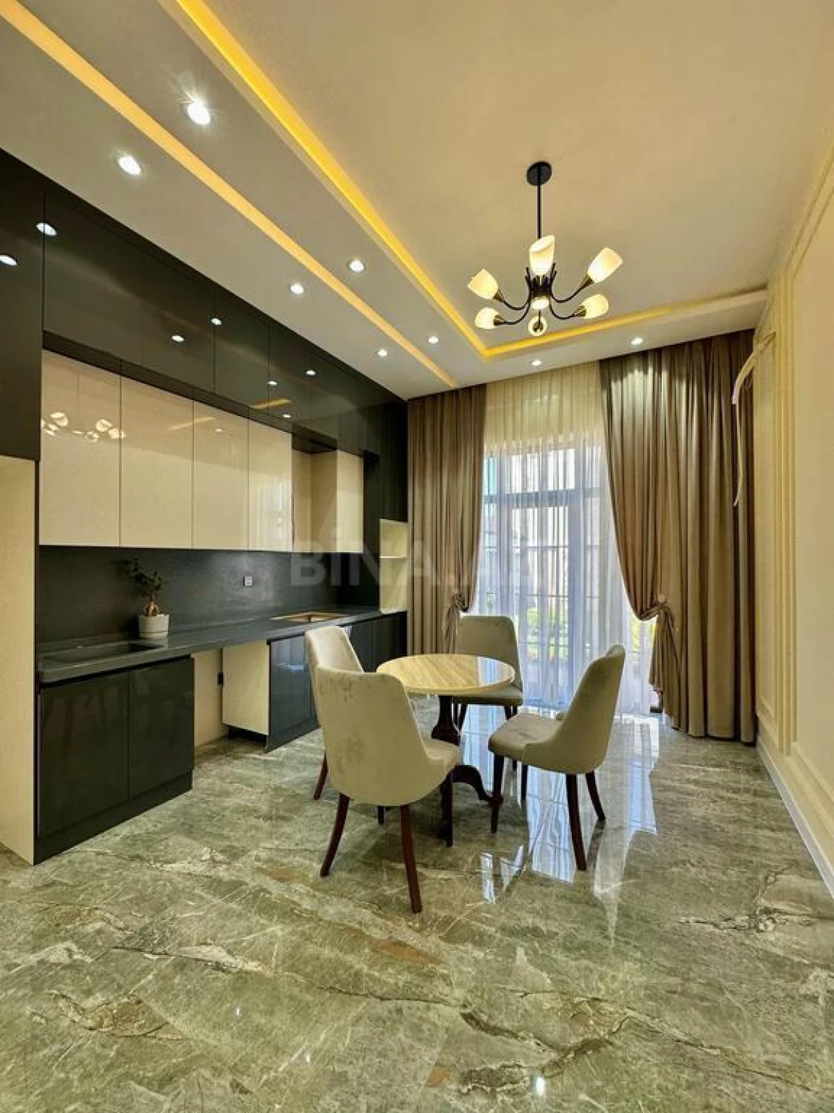 Satılır 5 otaqlı həyət evi 220 m²