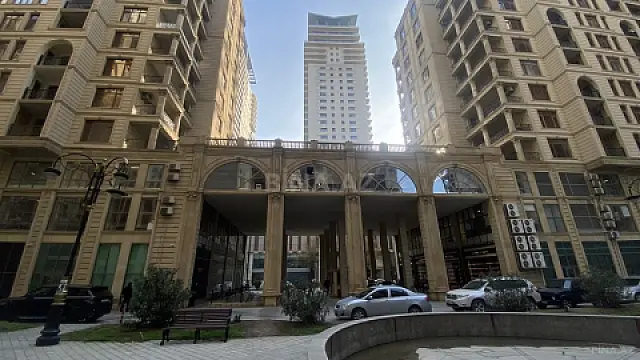 Satılır 3 otaqlı mənzil 202 m²