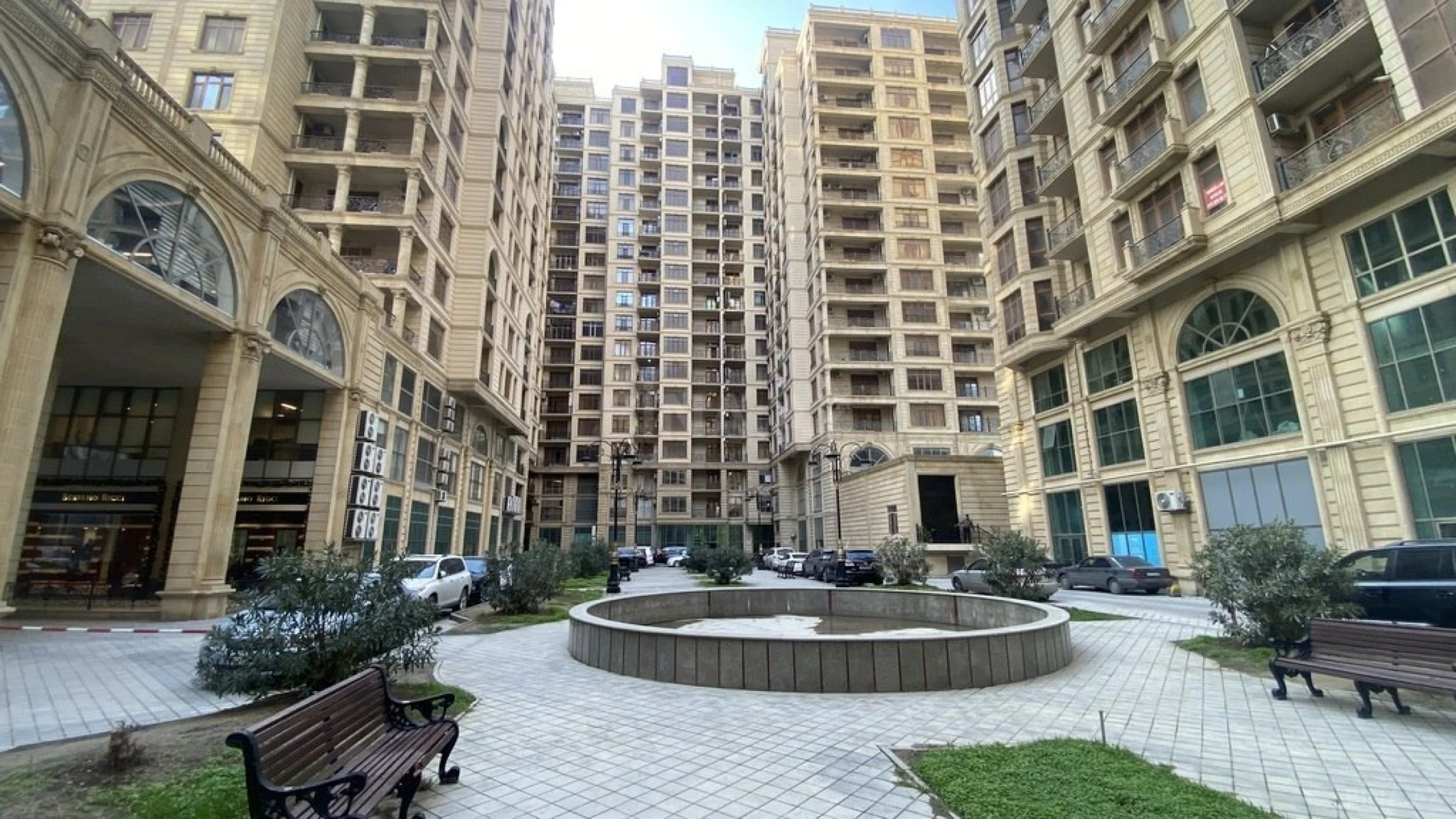 Satılır 3 otaqlı mənzil 202 m²
