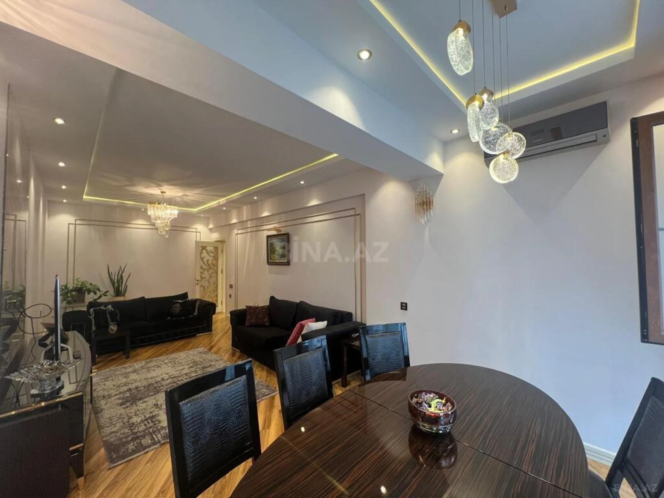 Satılır 3 otaqlı mənzil 141 m²