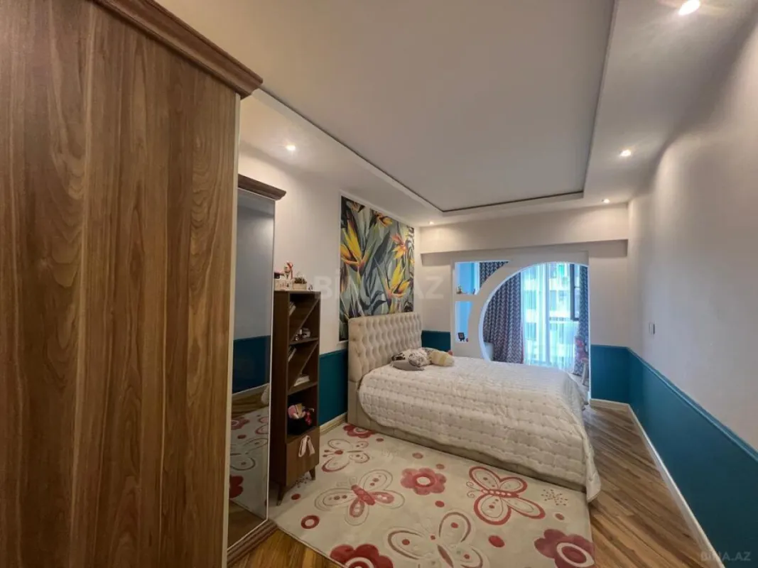 Satılır 3 otaqlı mənzil 141 m²
