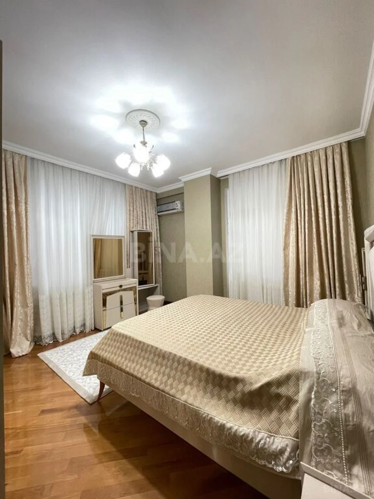 Satılır 3 otaqlı mənzil 125 m²