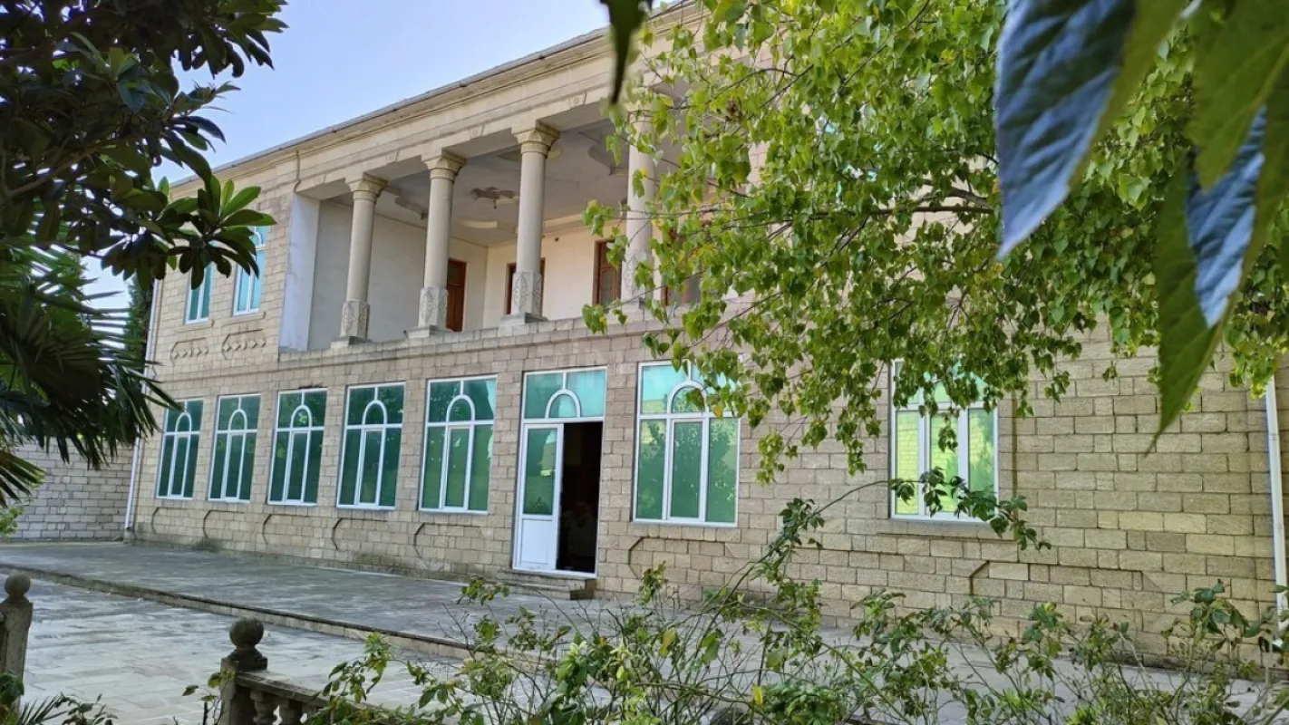 Satılır obyekt 840 m²